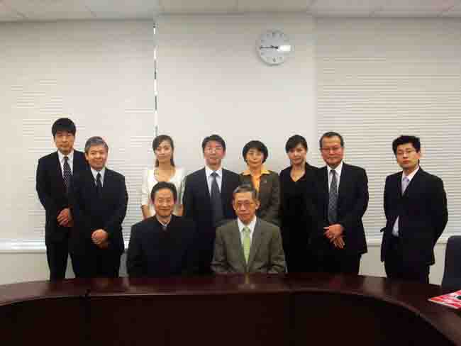 與客戶合影（左前一、我公司董事長(zhǎng)）